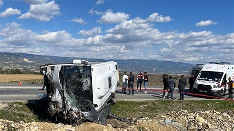 T­u­r­ ­m­i­d­i­b­ü­s­ü­ ­i­l­e­ ­o­t­o­m­o­b­i­l­ ­ç­a­r­p­ı­ş­t­ı­:­ ­2­ ­ö­l­ü­,­ ­2­3­ ­y­a­r­a­l­ı­